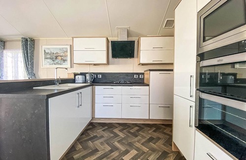 Swalecliffe House | Luxury caravan at Seaview Holiday Park in Kent ref 47034PB