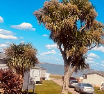 Isle of Grain Apartment | Luxury Caravan with decking and a sea view at Kent coast