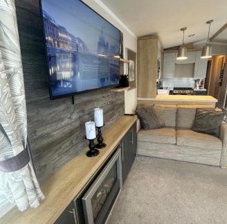 Isle of Grain Apartment | Luxury Caravan with decking and a sea view at Kent coast