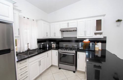 La Mulata House | Luxury Caribbean 5BR Villa – Private Pool, BBQ & Ocean Breezes