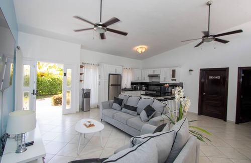 La Mulata House | Luxury Caribbean 5BR Villa – Private Pool, BBQ & Ocean Breezes