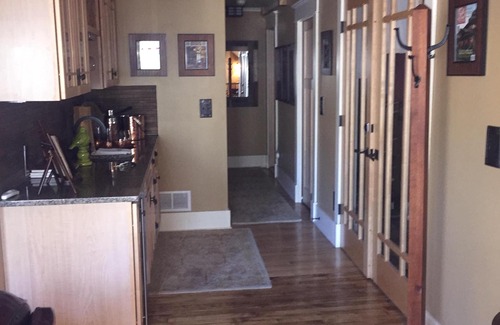 Central Hyde Park Cottage | LUXURY CarriageHouse 2 BR-2 BA Apt,Levl 2 EV Charger,Garage or Off-StreetParking