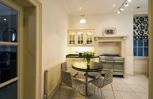 New Town Apartment | Luxury central Edinburgh with stunning views of castle!