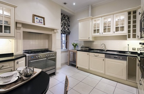 New Town Apartment | Luxury central Edinburgh with stunning views of castle!
