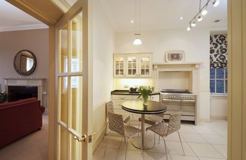 New Town Apartment | Luxury central Edinburgh with stunning views of castle!