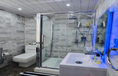 Reading City Centre Apartment | Luxury Central Self Contained Flat by CozyNest