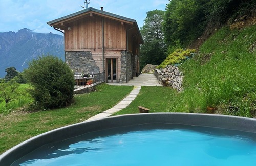 Civenna Apartment | Luxury Chalet Apartment 'Baita Treeb Tramontana' with Lake View, Private Terrace and Wi-Fi