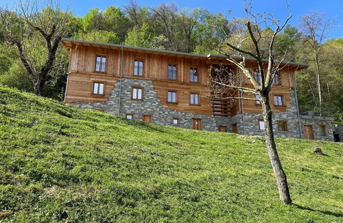 Civenna Apartment | Luxury Chalet Apartment 'Baita Treeb Tramontana' with Lake View, Private Terrace and Wi-Fi