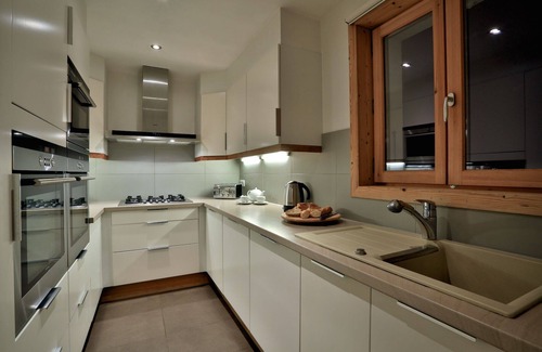 Chamonix-Mont-Blanc Ski Chalet | Luxury chalet in Chamonix town, all en-suite, log fire, hot tub