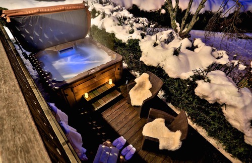 Chamonix-Mont-Blanc Ski Chalet | Luxury chalet in Chamonix town, all en-suite, log fire, hot tub