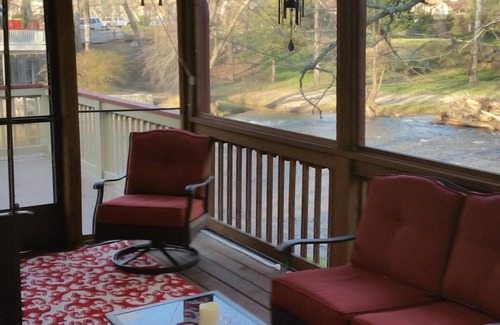 Helen Ski Chalet | Luxury Chalet On The Chattahoochee River - Short Walk To Downtown Helen