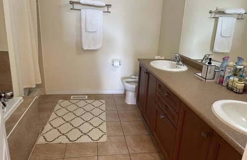 Brantford Apartment | Luxury Chic 1BED Detached house in Central Brantford