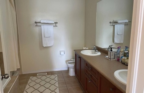 Brantford Apartment | Luxury Chic 1BED Detached house in Central Brantford