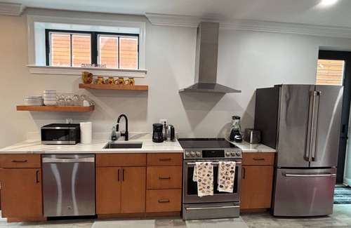 Cleveland Park Apartment | Luxury City 2bed/2bath Apt Sleeps 5 walk to Metro