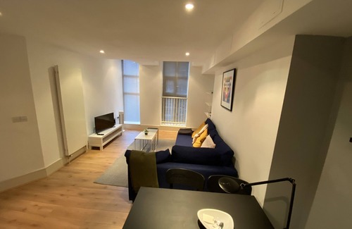 Whitechapel Apartment | Luxury City Apartment (at a Jack the Ripper location)