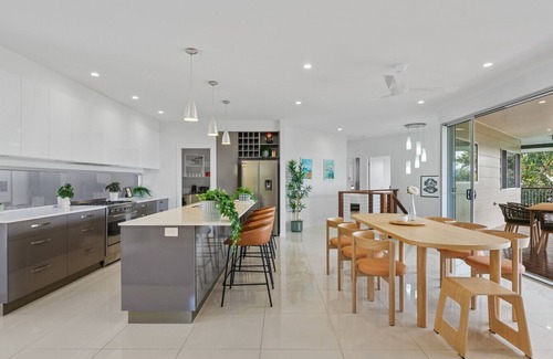 Whitfield House | Luxury Cityview Escape with Infinity Pool & Sunrise Views