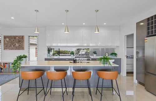 Whitfield House | Luxury Cityview Escape with Infinity Pool & Sunrise Views