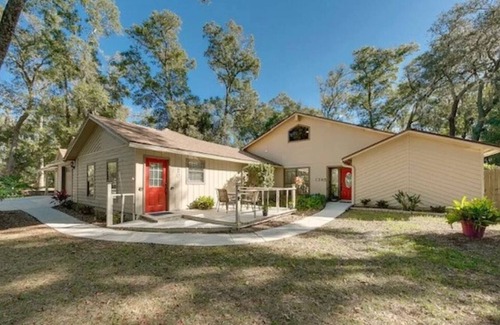 East Arlington House | Luxury Coastal Home 8 min drive to Jacksonville beaches TPC Sawgrass/MayoClinic