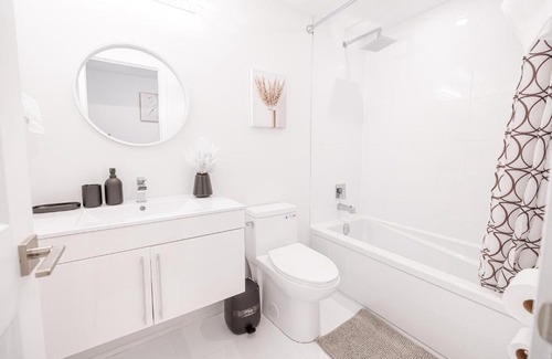 Niagara Falls Apartment | Luxury & Comfy Apartment, Mins Drive To All Niagara Falls Attraction