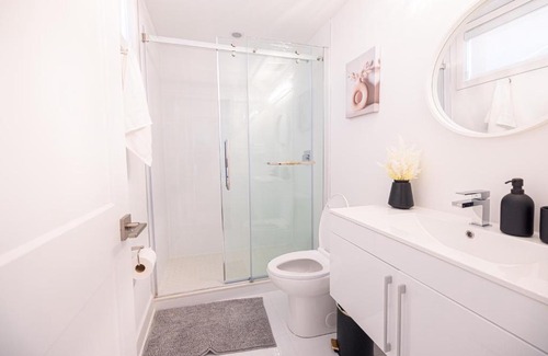 Niagara Falls Apartment | Luxury & Comfy Apartment, Mins Drive To All Niagara Falls Attraction