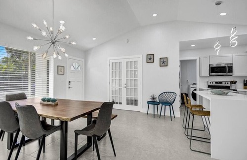 Lake Ridge House | Luxury & Comfy Pool Getaway ~ Mins to Beaches & DT