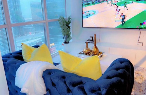 Wellington Place Apartment | Luxury Condo CN Tower View