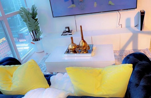Wellington Place Apartment | Luxury Condo CN Tower View