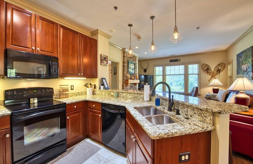 Maggie Valley Condo | Luxury Condo-Golf, Pool, Fitness Center & Mountain Views!