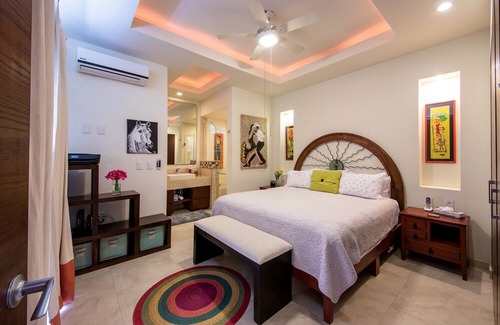 Romantic Zone Condo | Luxury Condo in Old Town, 2 Blocks from the Beach