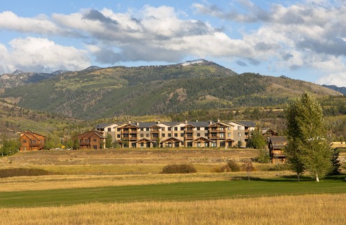Victor Condo | Luxury Condo in Victor. A/C, W/D, WiFi, Balcony, Grill, Garage Parking. #308