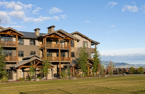 Victor Condo | Luxury Condo in Victor. A/C, W/D, WiFi, Balcony, Grill, Garage Parking. #308