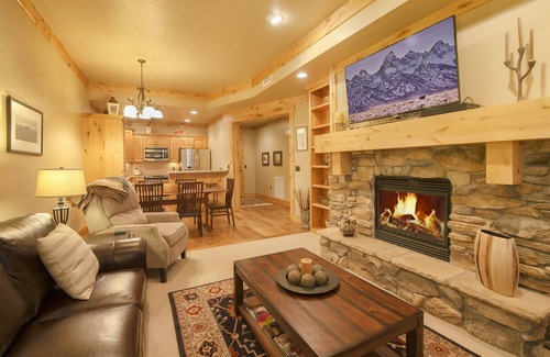 Victor Condo | Luxury Condo in Victor. A/C, W/D, WiFi, Balcony, Grill, Garage Parking. #207
