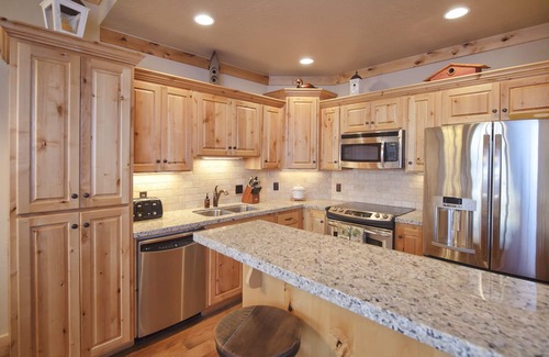 Victor Condo | Luxury Condo in Victor. A/C, W/D, WiFi, Balcony, Grill, Garage Parking. #207