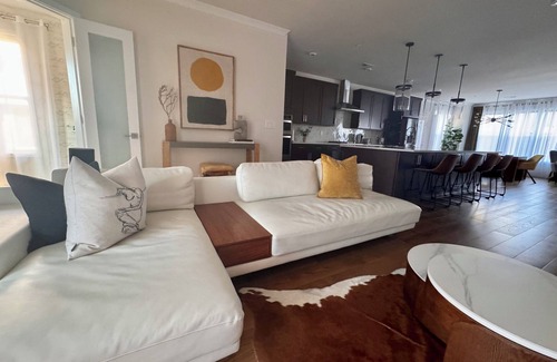 Chantilly Condo | Luxury Condo near Dulles Tech Corridor