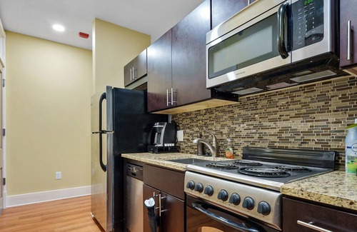 St. Clairsville House | Luxury Condo: Harmonious Fusion of Practicality & Elegance close to Wheeling 302