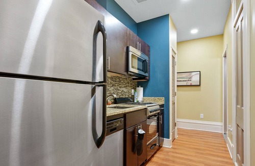 St. Clairsville House | Luxury Condo: Harmonious Fusion of Practicality & Elegance close to Wheeling 302