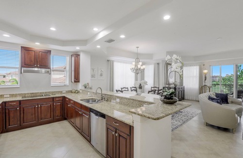 Vineyards Condo | Luxury condo with Beautiful Lake and Golf Course in Vineyards Community
