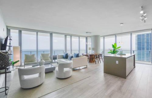 Hollywood South Central Beach Apartment | Luxury Condo with Oceanfront View in Hollywood