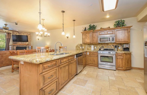 Brian Head Condo | Luxury Condo with Stunning Views . Ski-in, Hot Tub, Smart TVs . Brian Head