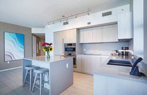 Hollywood South Central Beach Apartment | Luxury corner 2 BR unit w amazing views