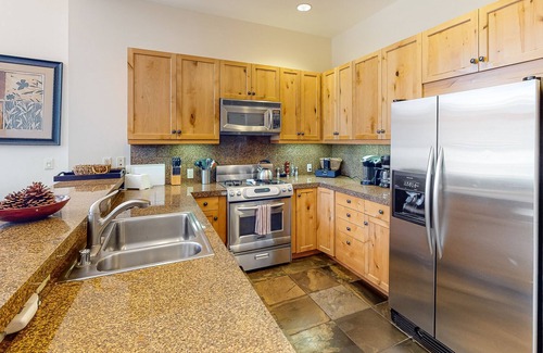 Truckee Condo | Luxury corner condo w/ fireplace & mountain-view terrace in Northstar Village