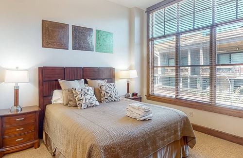Truckee Condo | Luxury corner condo w/ fireplace & mountain-view terrace in Northstar Village