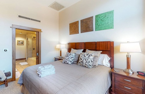 Truckee Condo | Luxury corner condo w/ fireplace & mountain-view terrace in Northstar Village
