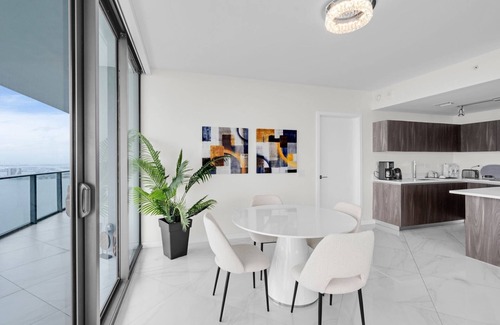 Edgewater Apartment | Luxury Corner Unit with Stunning Bay Views Miami