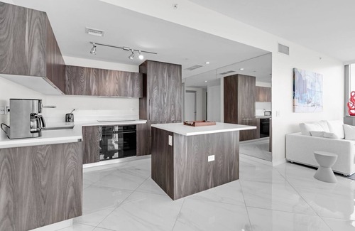 Edgewater Apartment | Luxury Corner Unit with Stunning Bay Views Miami