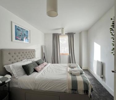 Canary Wharf Apartment | Luxury cosy apartment with stunning London skyline views!