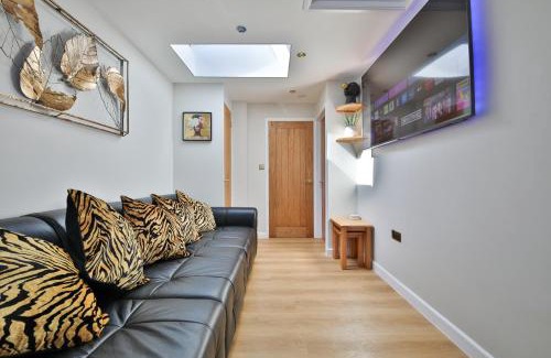 Grangetown Apartment | Luxury Cosy Central Detached Cardiff Bungalow with Free Parking