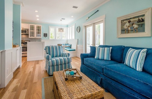 Sunnyside House | Luxury Cottage in Carillon Beach. 2 min walk to the beach! Rates lowered!