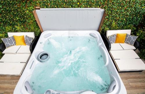 Galway City Centre Apartment | Luxury Cottage - City Center - Large Garden with Hot Tub -7 Bedrooms-4 Bathrooms
