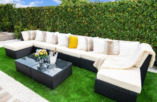 Galway City Centre Apartment | Luxury Cottage - City Center - Large Garden with Hot Tub -7 Bedrooms-4 Bathrooms
